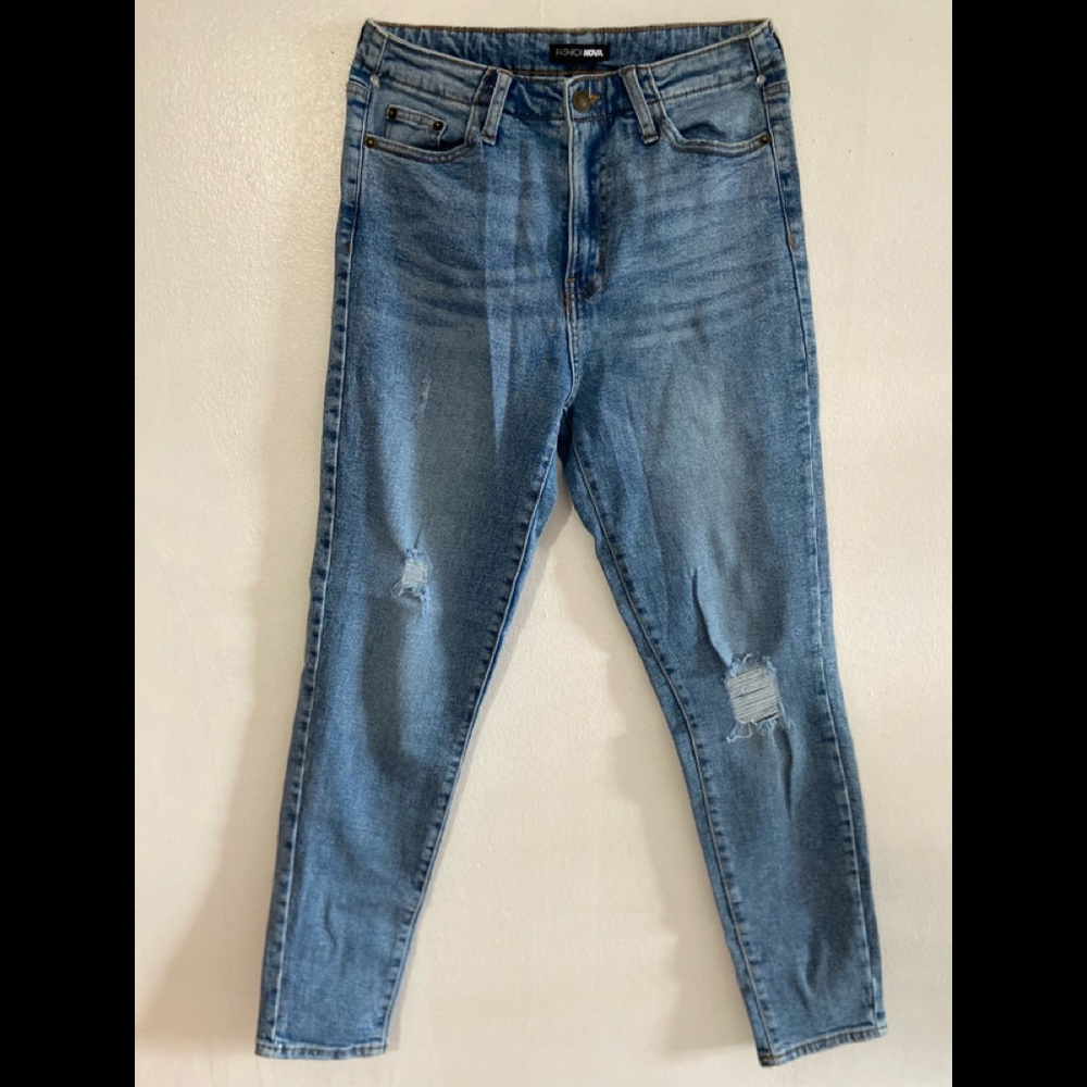 FASHION NOVA LIGHT WASH DISTRESS JEANS